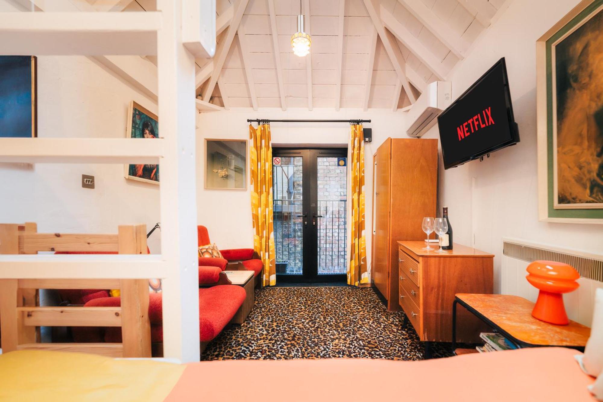 Quirky And Cosy Soho Stables House * Londra