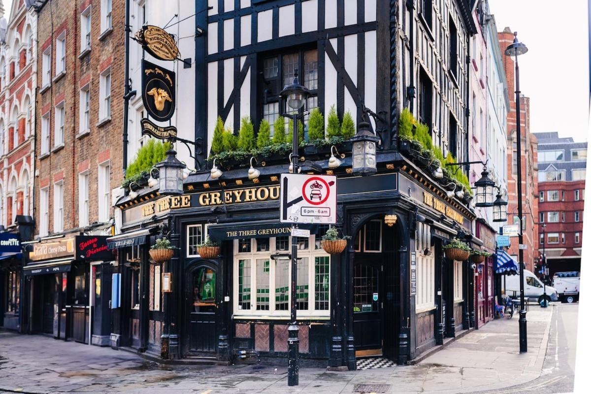 Quirky And Cosy Soho Stables House * Londra
